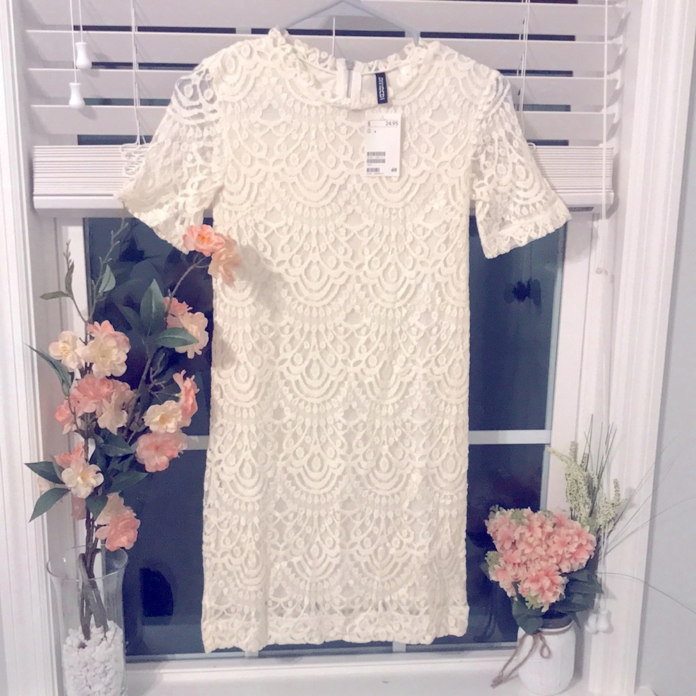 Short sleeve lace dress in cream/off white